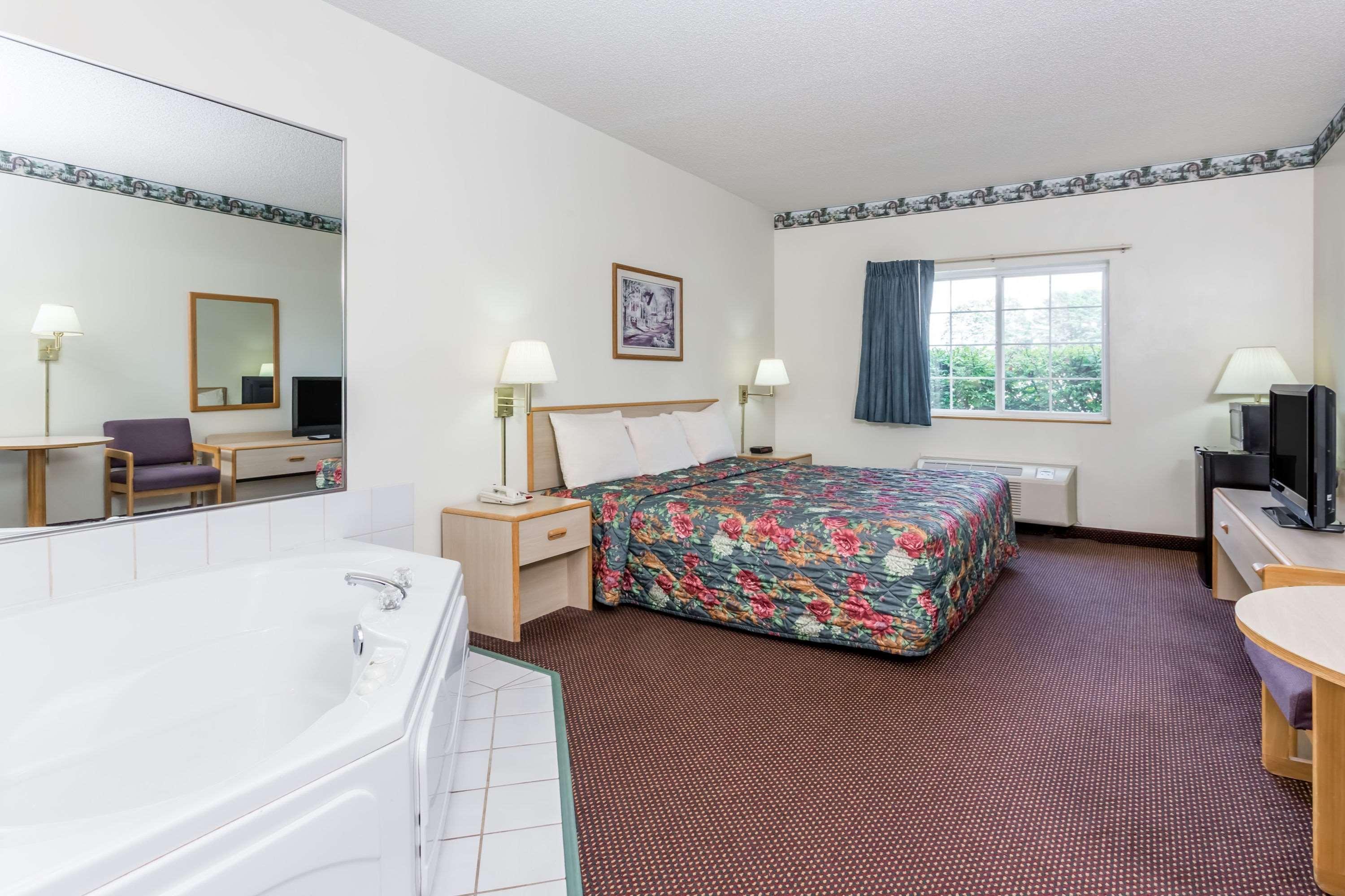 Super 8 By Wyndham Eagle River Exterior foto